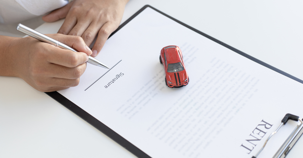 avantajele de a inchiria o masina - semnare contract de inchiriere auto